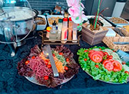 Mesa de sobremesas com compotas, doces e tortas - Rei dos Eventos
