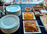 Bandejas com espetinhos de churrasco variados e acompanhamentos - Rei dos Eventos