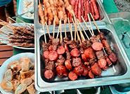 Pratos e acompanhamentos em mesa posta para buffet de churrasco - Rei dos Eventos