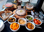 Saladas frescas, arroz e molhos para buffet de eventos - Rei dos Eventos