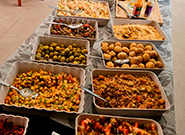 Buffet com diversas saladas e acompanhamentos frios - Rei dos Eventos