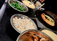 Mesa com ingredientes de crepes, carnes, queijos e vegetais - Rei dos Eventos