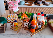 Pratos empilhados e doces em potes prontos para servir – Rei dos Eventos