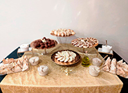 Mesa decorada com especialidades da culinária árabe para eventos em São Paulo - Rei dos Eventos