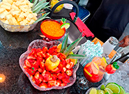 Frutas tropicais e bebidas no coquetel do Rei dos Eventos