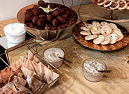 Buffet árabe em domicílio com kibe, esfiha, patês e pães sírios para eventos - Rei dos Eventos