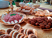 Decoração e buffet árabe com pratos tradicionais em evento