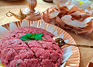 Kibe cru servido com cebola e azeite no buffet árabe