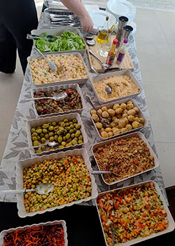 Acompanhamentos variados, como salada de batata, vinagrete e legumes no Buffet Churrasco Prata