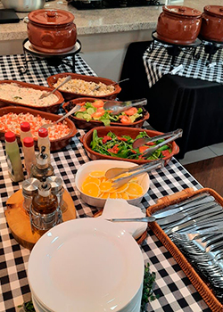 Buffet completo com arroz, saladas e fritas do Buffet Churrasco Ouro em SP