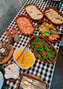 Saladas diversas, molhos e pratos do Buffet de Churrasco Prata em domicílio