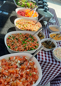 Buffet com variedade de saladas para churrasco Diamante Premium