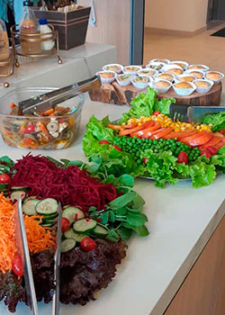 Buffet Churrasco Padrão com saladas frescas, legumes e acompanhamentos