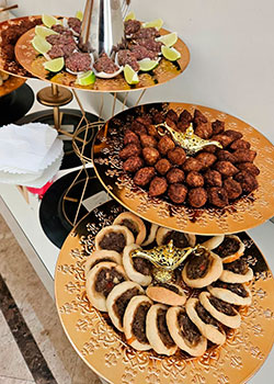 Buffet com esfihas, bolinhos e salgados no estilo boteco