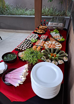 Mesa completa do Buffet Japonês para Eventos