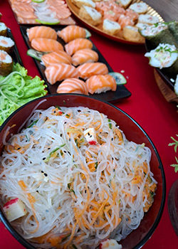 Salada Oriental e Sushis no Buffet Japonês