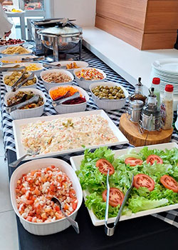 Buffet completo de espetinho Master para festas e casamentos