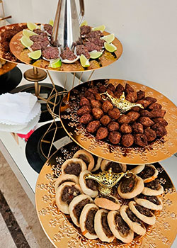 Mesa de coquetel com quibe, mini esfihas e salgados para eventos em São Paulo