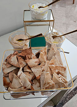 Pães sírios com patês variados servidos no Buffet Coquetel do Rei dos Eventos