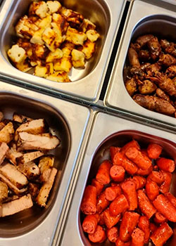Espetinhos de carne, linguiça e queijo coalho do Buffet Master