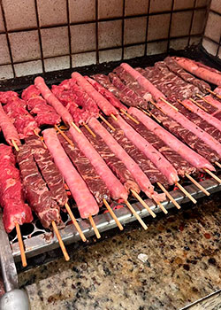Churrasqueiro do Buffet Espetinho Master com serviço completo