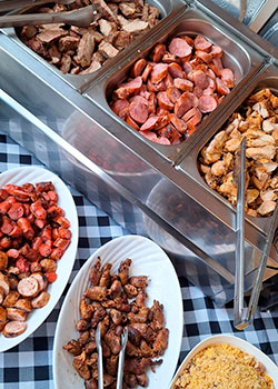 Buffet com variedade de carnes em espetinhos para eventos em São Paulo