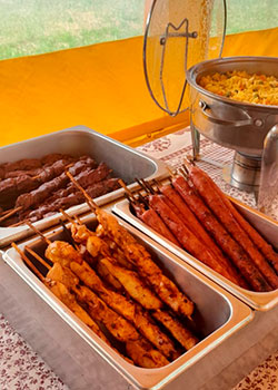 Buffet de churrasco com linguiça e frango assado em eventos