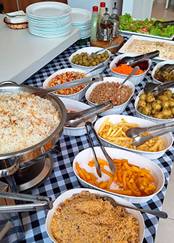 Mesa com guarnições buffet feijoada evento