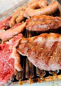 Carnes grelhadas na brasa no buffet de churrasco Diamante Premium
