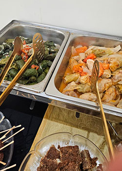 Charutinho de repolho e legumes em buffet árabe servido em domicílio