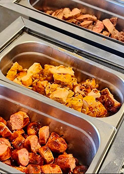 Espetinhos de frango e carnes servidos no buffet de churrasco para eventos