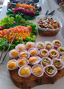 Buffet Coquetel com petiscos, saladas e mini tortinhas para eventos