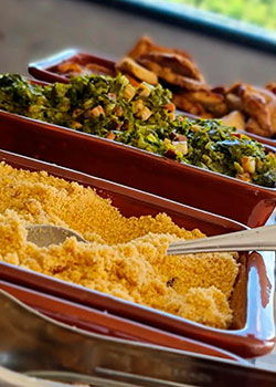 Couve refogada, farofa e torresmo no Buffet de Feijoada