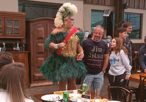 Drag Queen interagindo com convidados em restaurante de São Paulo