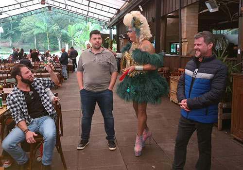 Grupo reunido com Drag Queen em comemoração familiar