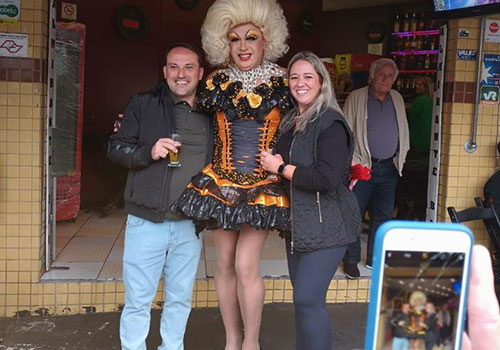 Drag Queen animando almoço familiar em restaurante com crianças