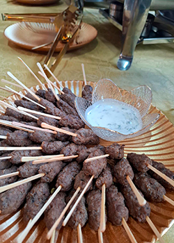 Kafta com molho de hortelã no buffet de comida árabe