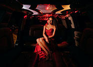 Interior de limousine luxuosa com iluminação especial