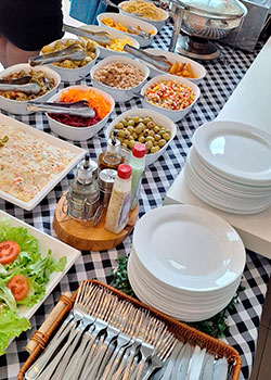 Linda mesa buffet feijoada eventos