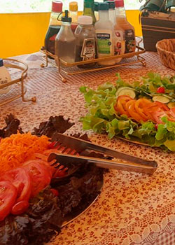 Mesa completa do Buffet de Espetinho Master com saladas e guarnições