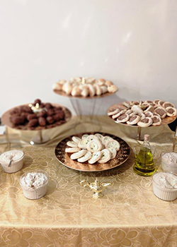 Mesa com doces e salgados para festa infantil em domicílio
