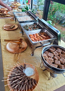 Rechauds com charuto, arroz e kafta no buffet árabe