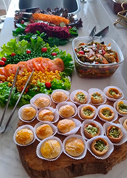 Mesa de saladas serviço de buffet almoço jantar