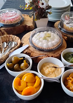 Mesa com sobremesas, doces em calda e tortas para eventos
