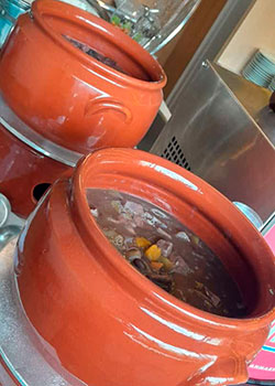 Feijoada na panela de barro