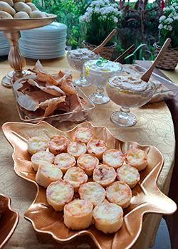 Mini quiches de queijo como opção no buffet árabe