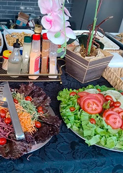 Saladas frescas como acompanhamento para buffet de espetinho em domicílio