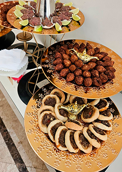 Pratos variados de salgados para festa infantil