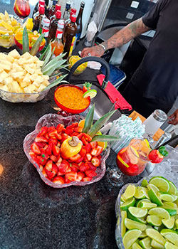 Mesa de drinks e frutas para caipirinhas no Buffet de Comida de Boteco