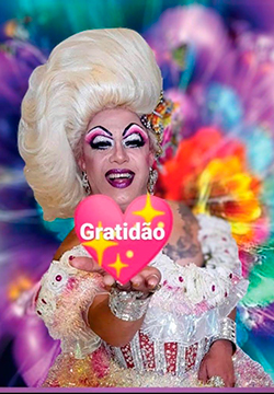 Drag Queen divertida segurando mensagem de gratidão